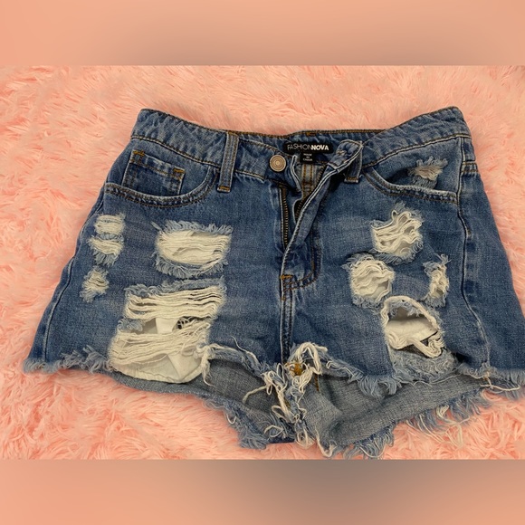 Distressed shorts - Picture 2 of 4